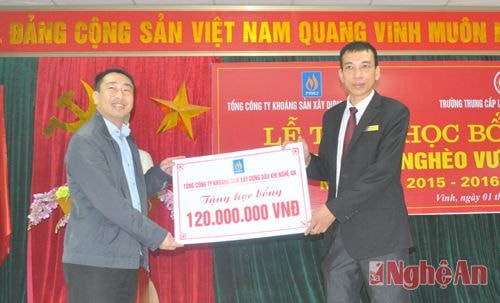 Ông Trần Nghĩa Hòa, Tổng giám đốc Tổng công ty khoáng sản xây dựng dầu khí trao học bổng cho lãnh đạo Trường Trung cấp Luật