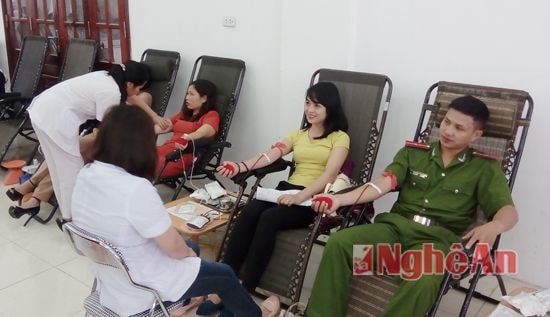  Các tình nguyện viên tham gia hiến máu.