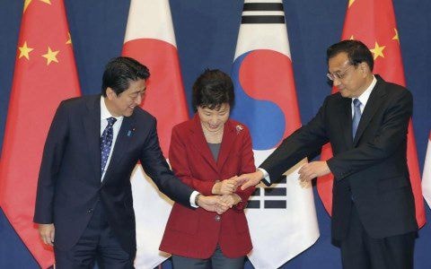 Từ trái sang phải: Thủ tướng Nhật Bản Shinzo Abe, Tổng thống Hàn QuốcPark Geun-hye và Thủ tướng Trung Quốc Lý Khắc Cường tại Hội đàm cấp cao giữa 3 nước. Ảnh AP 