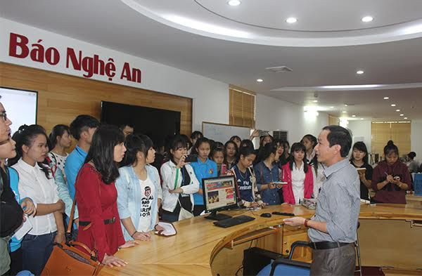 Cán bộ, sinh viên Trường Đại học Vinh thăm tòa soạn Hội tụ, Báo Nghệ An.