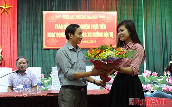 Đại diện đoàn thực tế tặng hoa, chúc mừng Báo Nghệ An. Ảnh: Sỹ Minh