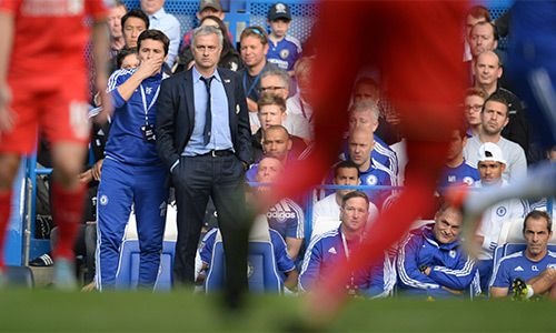 Mourinho dường như đang mất phương hướng trong việc lèo lái con thuyền Chelsea ra khỏi vùng bão tố khủng hoảng. Ảnh: Reuters.