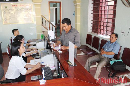 Anh Nguyễn Văn Long, xóm Quy Chính 2, Vân Diên, Nam Đàn đang làm thủ tục vay tiền cho con trai đi xuất khẩu lao động tại trụ sở Quỹ tín dụng nhân dân Vân Diên