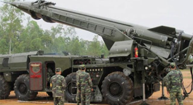 Bệ phóng di động 9P117 Uragan và đạn tên lửa R-17 Elbrus (Scud B) của Việt Nam. Ảnh: QĐND