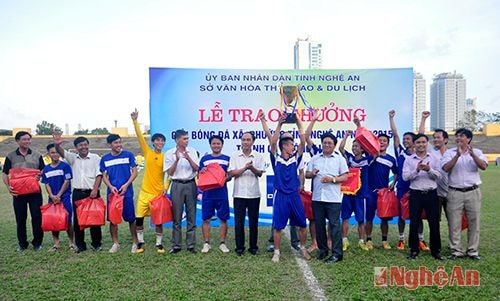 Trao Cúp vô địch cho đội bóng xã Hợp Thành (Yên Thành).