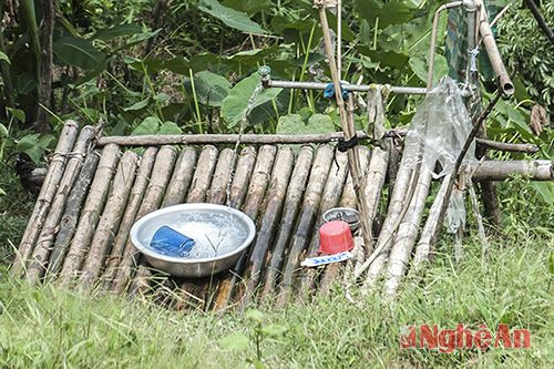 Nguồn nước được nhà nư\ơcs hộ trợ đàu tư dùng nước tự chảy từ trên núi về nên hầu hết bà con kjhoong bao giờ khóa vòi