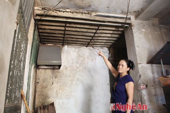 Bê tông hành lang tầng 1 được các hộ dân chằng néo thêm để khỏi sập