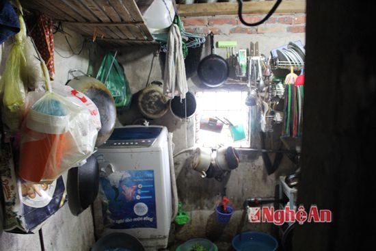 Phía trước khu nhà các dãy bếp đươc cơi nới lên vô tội vạ