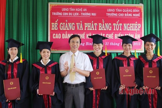  Lãnh đạo trường CĐ nghề du lịch - thương mại Nghệ An trao bằng tốt nghiệp cho các học sinh