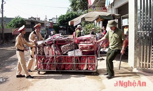 Xử lý vi phạm lấn chiếm lòng đường làm nơi buôn bán