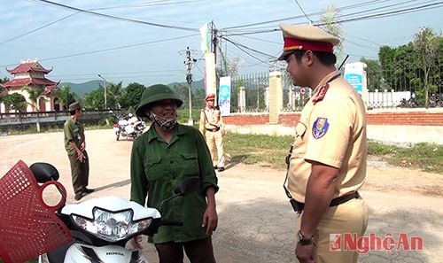 CSGT huyện Quỳnh Lưu nhắc nhở người dân vi phạm Luật Giao thông.