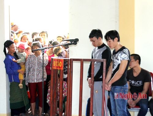 Tòa án nhân dân huyện Quế Phong xét xử lưu động một vụ án tại UBND xã Thông Thụ.