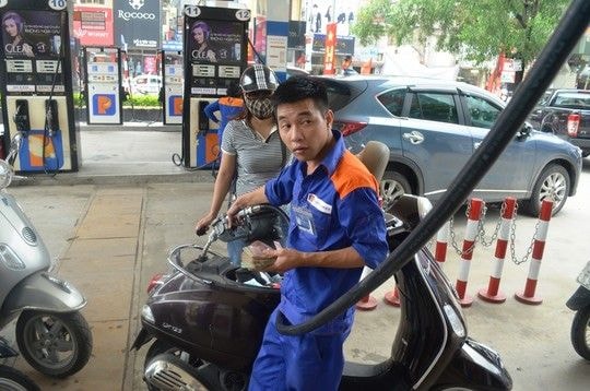 Giá xăng tiếp tục giảm thêm 770 đồng/lít từ 15 giờ ngày 3/11. 