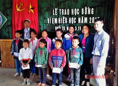 Đại diện Tập đoàn Viễn thông quân đội trao học bổng cho học sinh nghèo Kỳ Sơn