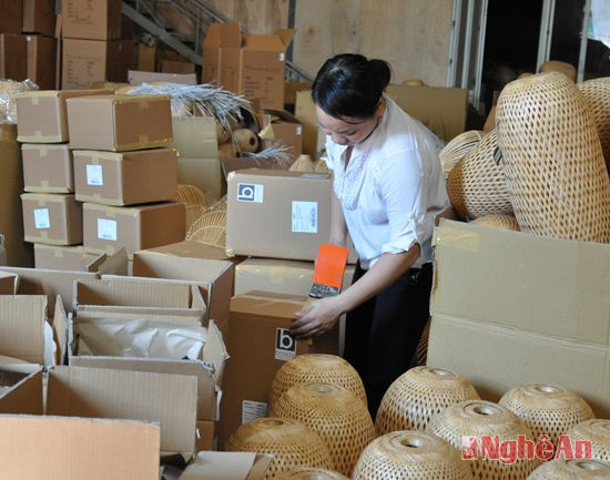 Đóng gói hàng xuất khẩu tại Công ty TNHH Đức Phong (TP. Vinh). Ảnh: T.H
