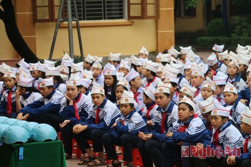 Học sinh Trường THCS Bến Thủy tham dự buổi lễ