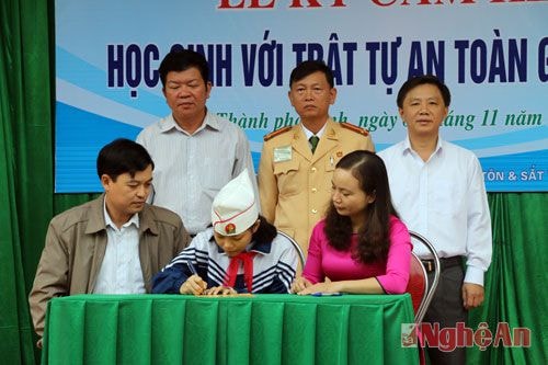 Lễ ký cam kết giữa nhà trường - phụ huynh và học sinh