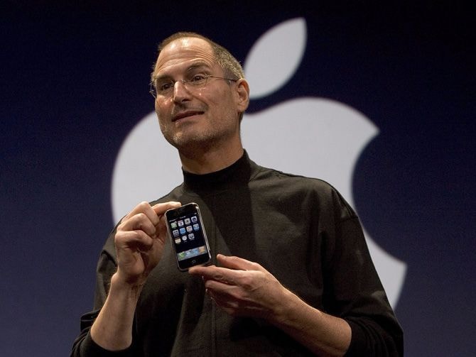 Cuối năm 2004, tức là 3 năm trước khi Steve Jobs gây chấn động thế giới công nghệ khi tuyên bố ra mắt chiếc iPhone, Apple bắt đầu phát triển chiếc điện thoại này trong khuôn khổ một dự án bí mật mang tên gọi
