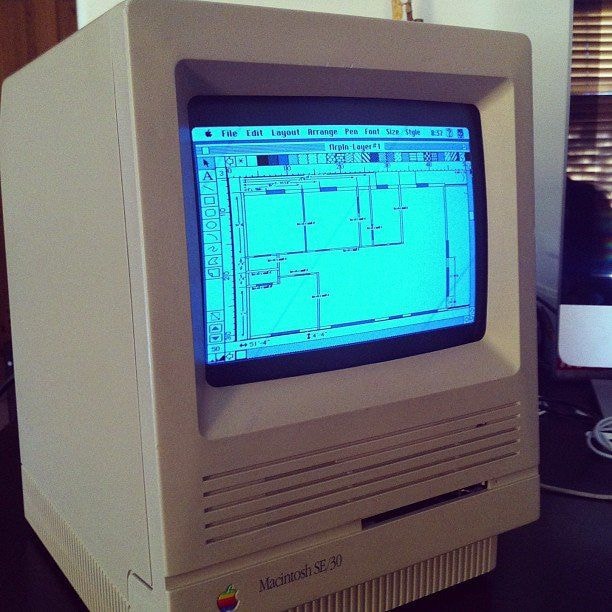Ứng dụng MacDraw được Apple phát hành trên các dòng máy Mac của năm 1984. Ban đầu, MacDraw suýt nữa đã ra mắt với tên gọi