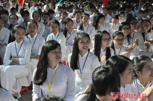 Học sinh Trường THPT chuyên Phan Bội Châu trong buổi khai giảng năm học mới. Ảnh Hữu Nghĩa