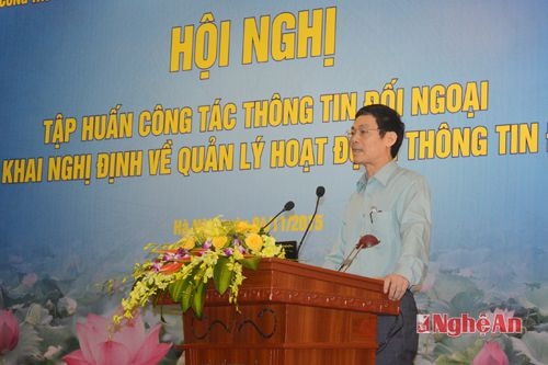 Đồng chí Lê Văn Nghiêm - Cục trưởng Cục Thông tin đối ngoại, Bộ Thông tin và Truyền thông trình bày báo cáo đánh giá 5 năm thực hiện công tác quản lý nhà nước về thông tin đối ngoại.