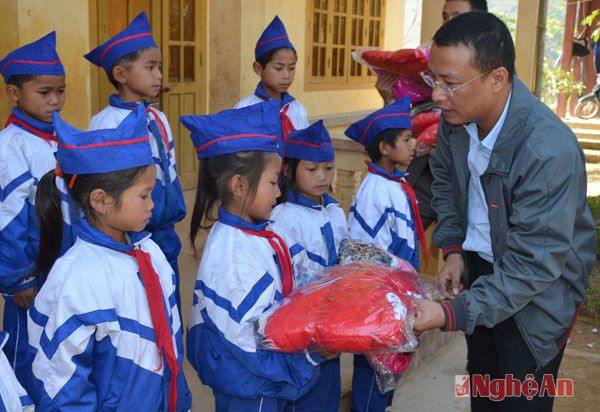 Lãnh đạo Sở GTVT tặng quà cho các em học sinh Trường tiểu học Keng Đu, huyện Kỳ Sơn. Ảnh: Nguyên Khoa
