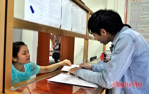 Cán bộ tư pháp xã Hương Sơn (Tân Kỳ) hướng dẫn người dân làm thủ tục khai sinh “3 trong 1”.