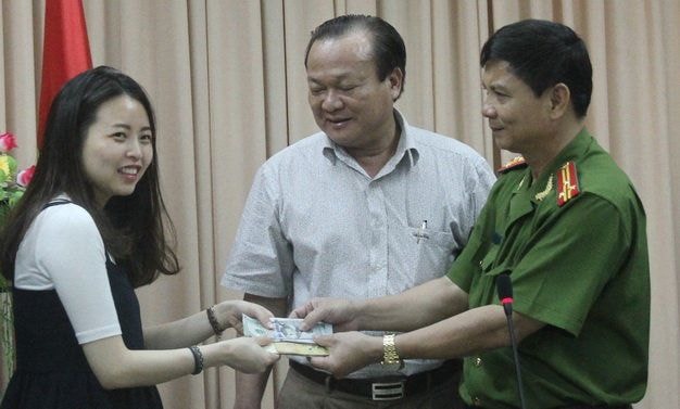 Trao trả lại tài sản cho du khách Hàn Quốc