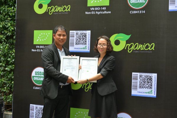 Ông Hồ Văn Đông, đại diện công ty Control Union, trao chứng nhận trang trại đạt tiêu chuẩn hữu cơ cho đại diện Organica - Ảnh: Quang Huy