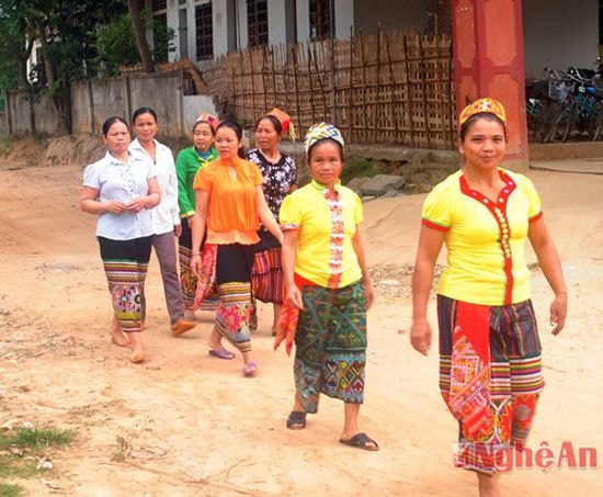 Các bà, các chị bản Cống trong trang phục truyền thống tham gia ngày hội bản