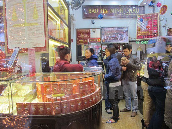 Khách hàng đang giao dịch vàng miếng (Ảnh: Đức Duy/Vietnam+)