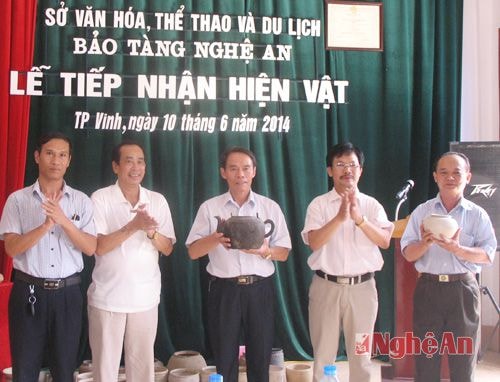 trao hiện vật