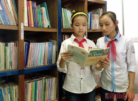 Học sinh lớp 9, Trường THCS Hạnh Lâm (Thanh Chương) tra cứu tài liệu  ôn tập ở thư viện trường.
