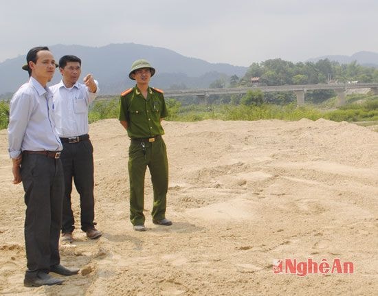 Đoàn liên ngành huyện Tân Kỳ  kiểm tra hoạt động khai thác khoáng sản tại xã Nghĩa Đồng.