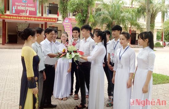 Học sinh Trường THPT Lê Hồng Phong (Hưng Nguyên) tặng hoa chúc mừng các thầy cô giáo.