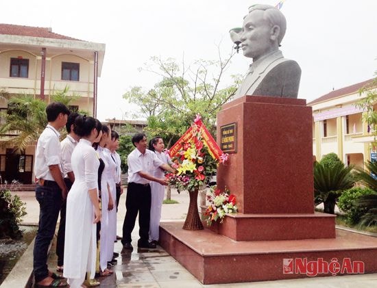 Thầy, cô giáo và học sinh nhà trường dâng hoa tưởng niệm trước Tượng đài  Tổng Bí thư Lê Hồng Phong.