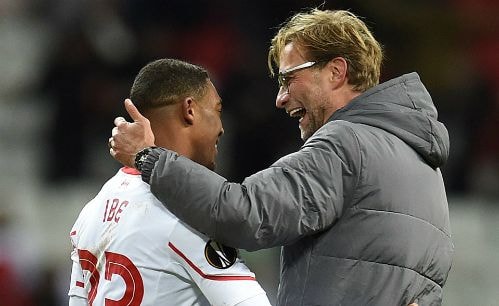 Klopp chúc mừng Ibe, cầu thủ ghi bàn duy nhất trận. Ảnh: AFP.