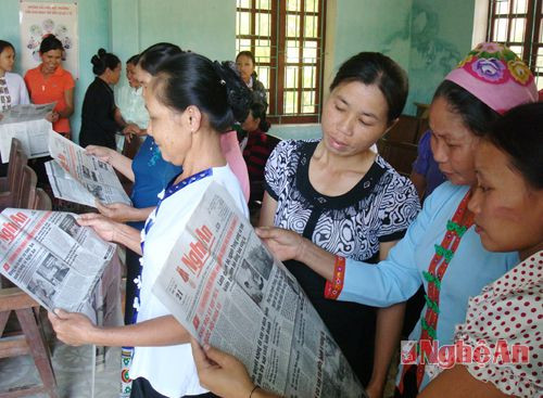 Phụ nữ bản hội 1, xã Châu Hội ( Quỳ Châu) đọc báo Nghệ An tại nhà văn hóa cộng đồng ( ảnh Trần Ngọc Lan)