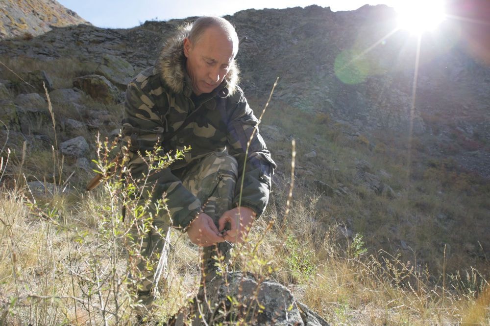 Tổng thống Putin trong bộ quân phục ngụy trang.