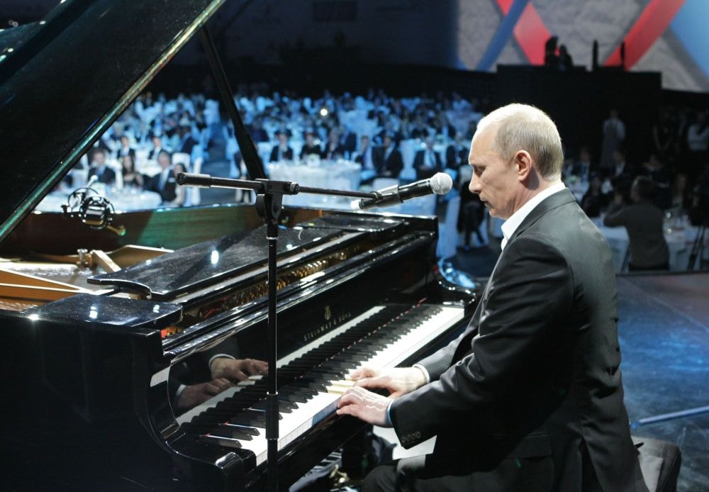 Thủ tướng Nga Vladimir Putin chơi piano trong một buổi hòa nhạc từ thiện tại Cung điện băng Ice Palace ở St. Petersburg.