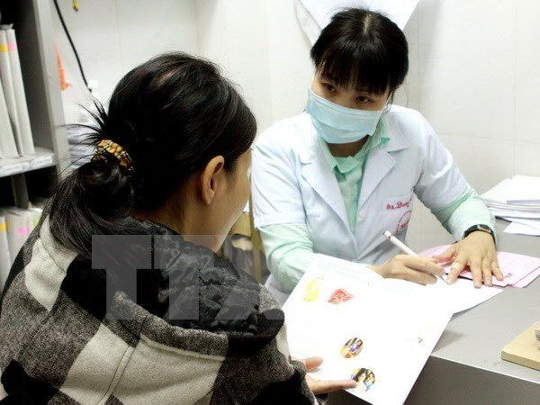     Tư vấn xét nghiệm, tầm soát và chẩn đoán viêm gan virus C cho người nhiễm HIV. (Ảnh: Dương Ngọc/TTXVN)