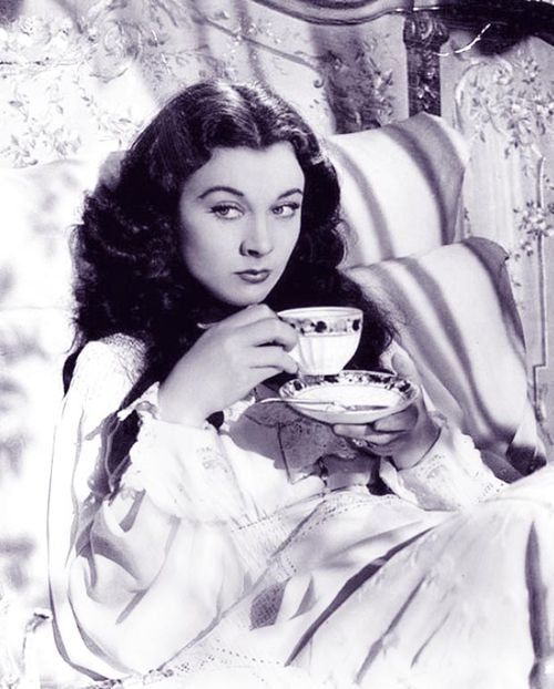 Nữ diễn viên sinh ở Darjeeling, Ấn Độ với tên khai sinh là Vivian Mary Hartley. Bà trải qua hai cuộc hôn nhân với Herbert Leigh Holman (từ 1932 tới 1940) và Laurence Olivier (từ 1940 đến 1961).