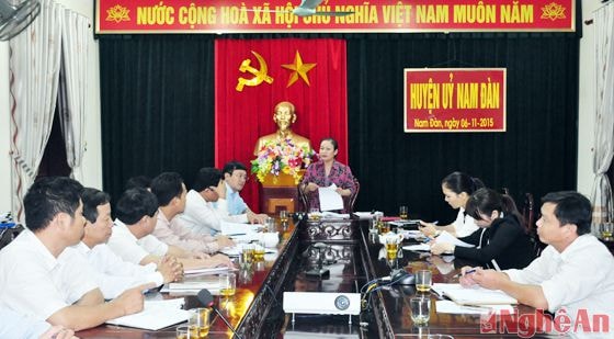 Bà Tôn Thị Cẩm Hà - Phó trưởng ban Văn hóa - Xã hội, HĐND tỉnh đề nghị huyện làm rõ với điều kiện như Kỳ Sơn thì việc phổ cập GDMN cho trẻ 5 tuổi 