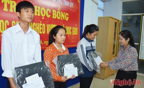 Lãnh đạo Báo Nghệ An tặng quà cho các em học sinh.