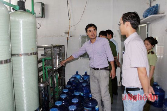 Đoàn thanh tra liên ngành kiểm tra hệ thống lọc nước của một cơ sở sản xuất nước đóng chai tại huyện Nghi Lộc