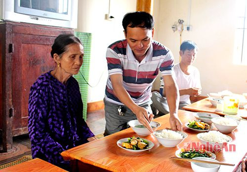 Anh Nguyễn Văn Hùng, chủ quán cơm “Đoàn kết” ân cần thăm hỏi người bệnh  đến ăn tại quán.