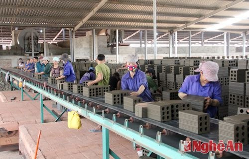 Cũng có những công đoạn đòi hỏi phải có sức người lao động, đặc biệt là việc chuyển gạch từ băng chuyền sang các giá gạch để chờ ngày vào nung.