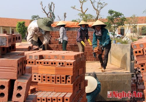 Mỗi viên gạch sản xuất ra là những tấc đất và giọt mồ hôi của những người công nhân trên địa danh 