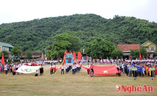 Toàn cảnh buổi khai mạc Hội khỏe Phù Đổng huyện Tương Dương cụm vùng ngoài lần thứ XVII năm 2015.