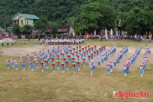 Màn đồng diễn do các em học sinh trường tiểu học và trung học cơ sở Thị trấn Hòa Bình thực hiện chào mừng ngày khai mạc Hôị khỏe Phù Đổng năm 2015.